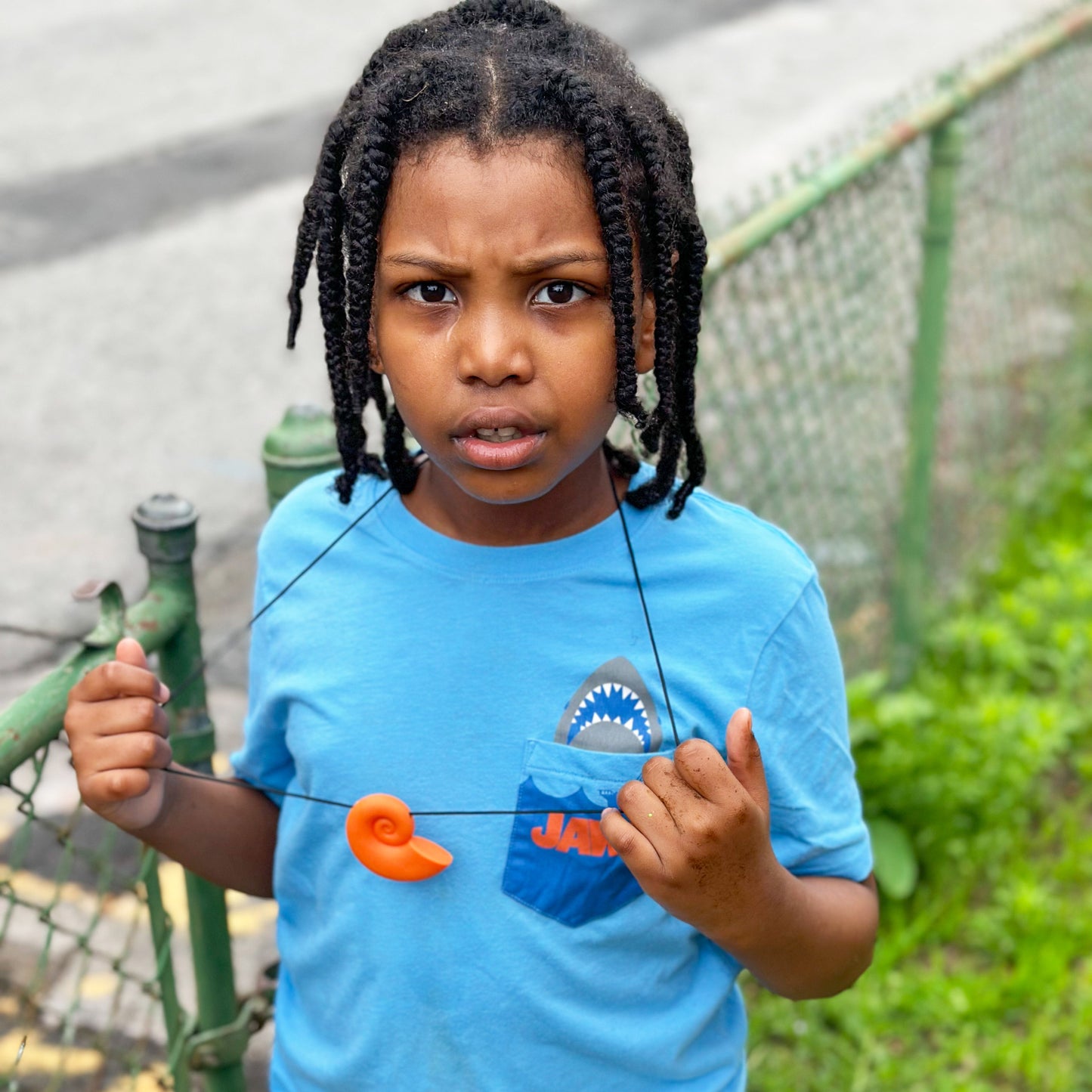 Tugghalsband Snäckskal – Stilrent och Funktionellt Tugghjälpmedel