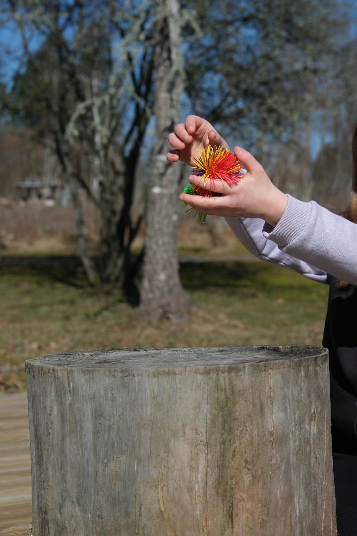 Pompomboll 9 cm – Mjuk och Rolig för Rastlösa Fingrar"